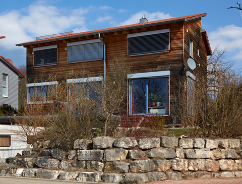 Teilunterkellertes Holzrahmenhaus mit Sichtgebälk, Sichtdachstuhl und Naturholzfassade